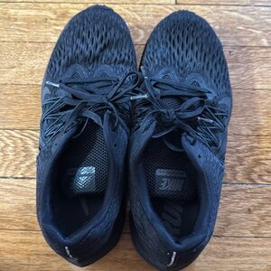 I’m selling these all black Nikes only worm maybe 3 times